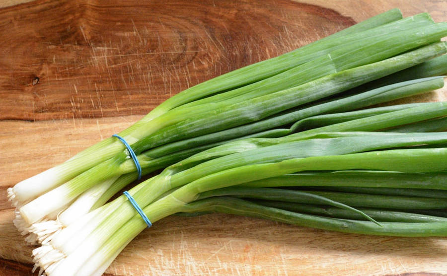 Deux oignons verts triés