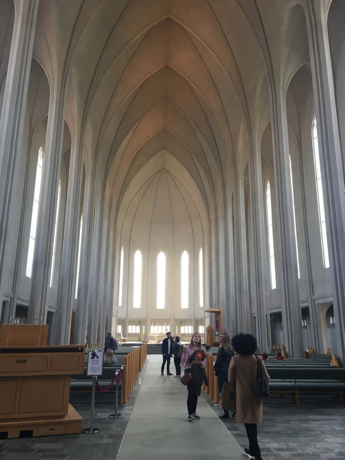 Gentedentro de la Hallgrimskirkja.