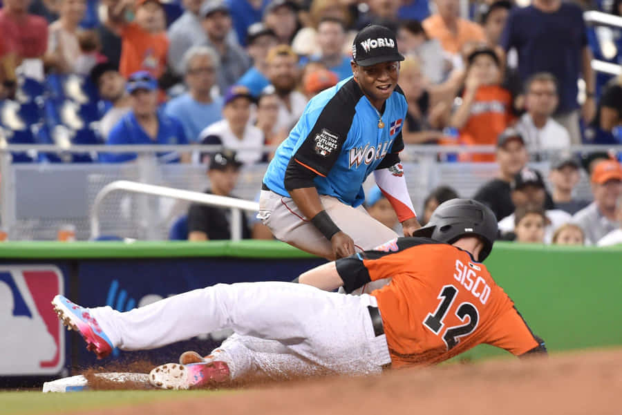 Jogador de Baseball Marcando Corredor