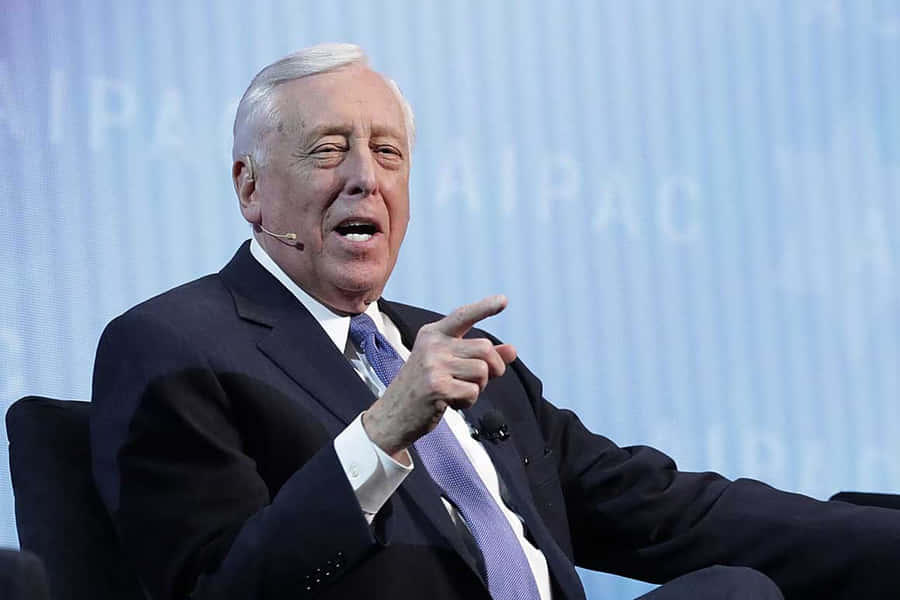 StenyHoyer sitzt und spricht.