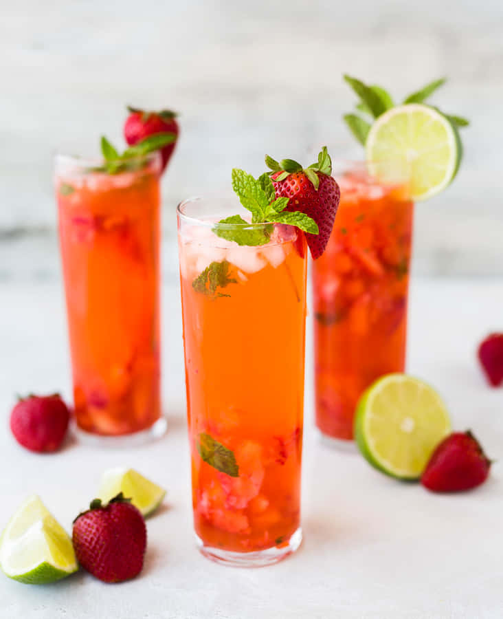 Sumocom frutas de morango e lima.