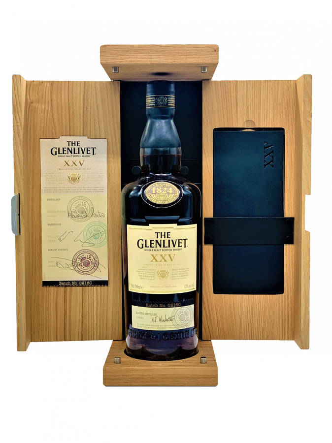 Det ger en känsla av lyx och elegans till skärmen. Du kommer att uppskatta den subtila färgpaletten och detaljerna i bilden. Om du vill ha en sofistikerad och elegant bakgrundsbild, är The Glenlivet 25 Year Old ett perfekt val!