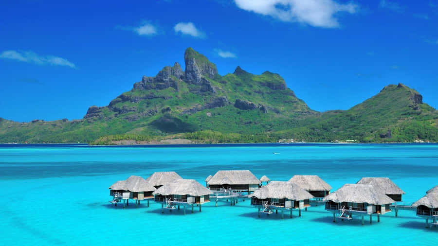 Eintraumhafter Sonnenaufgang in Bora Bora.