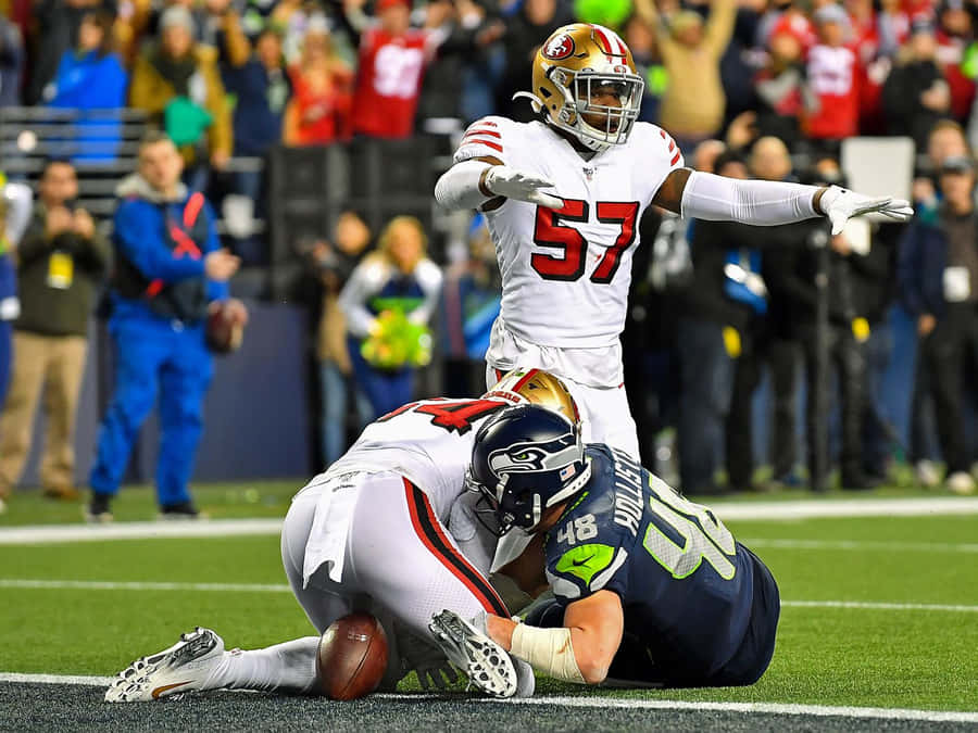 Linebacker Celebra Tackle Durante o Jogo
