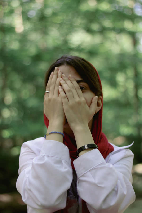 Mulher Escondendo o Rosto na Floresta