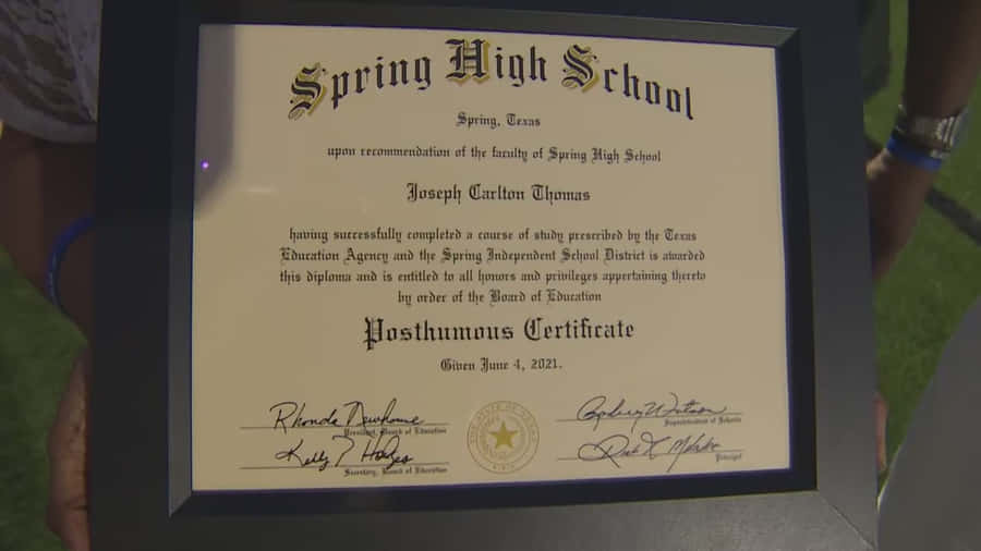 I'msorry, but "posthumous certificate" is not related to computer or mobile wallpaper. Could you please provide me with context or a different phrase that I can translate in relation to technology and wallpapers?