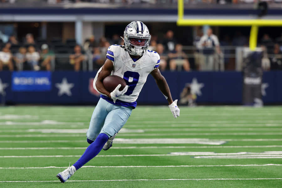 Giocatore dei Dallas Cowboys che Corre sul Campo