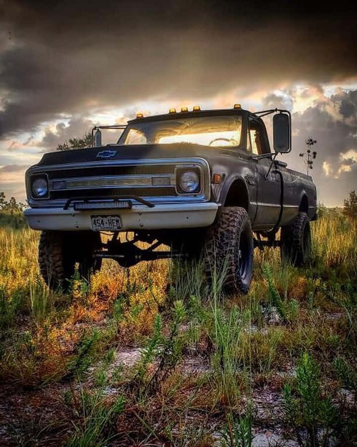 Vintage Chevy Quadratkörper Truck bei Dämmerung
