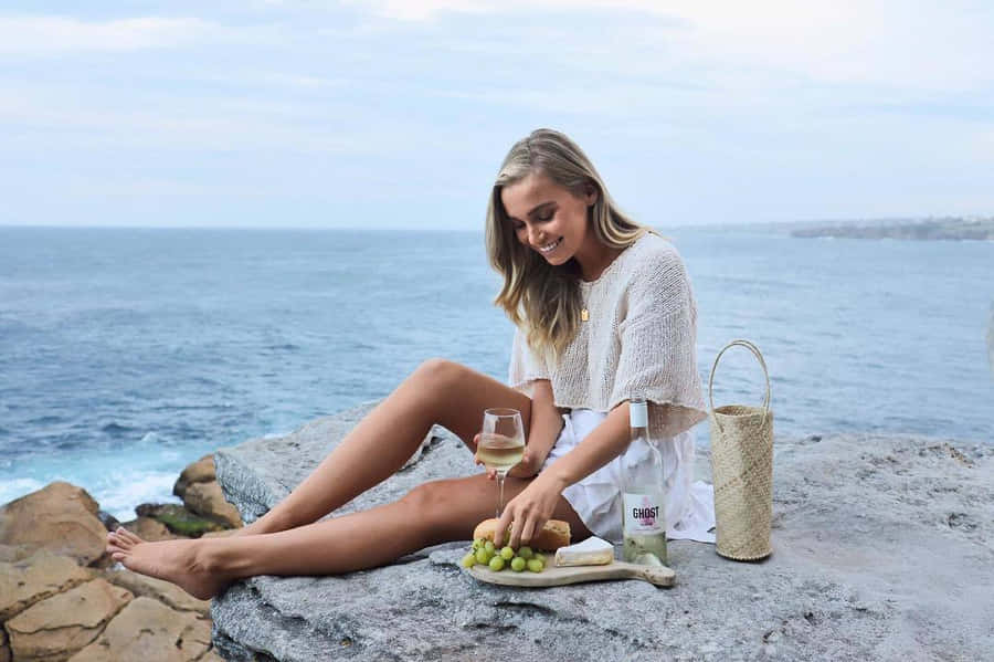 Donna Sorridente a un Picnic in Spiaggia