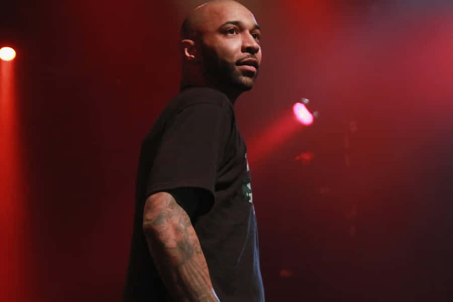 Joe Budden che si Esibisce sul Palco.jpg
