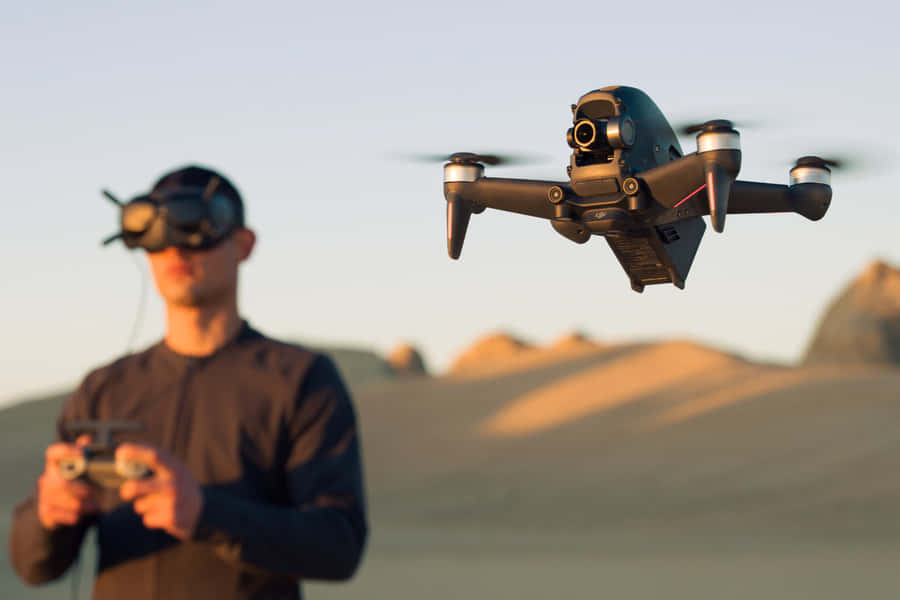 Umhomem está voando um drone no deserto
