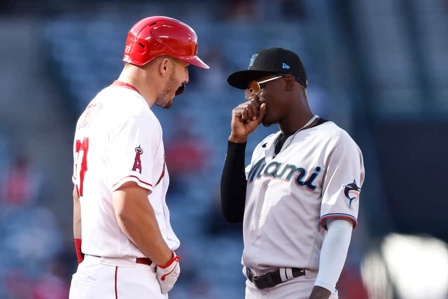 Conversazione tra Giocatori di Baseball sul Campo