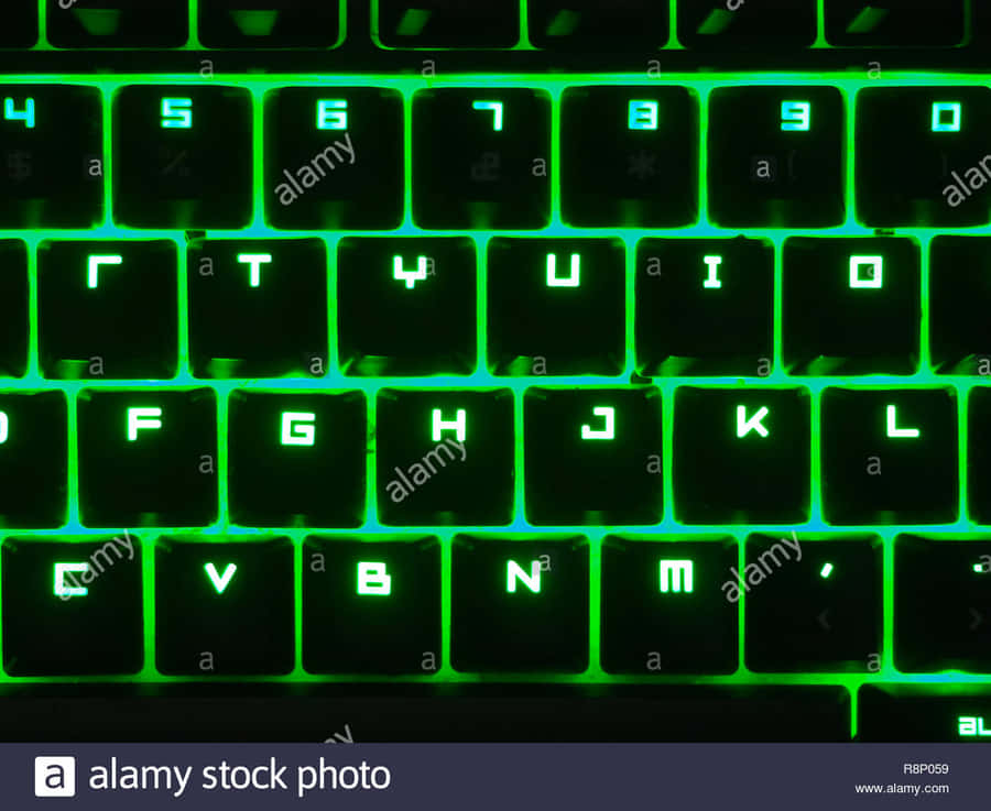 Engrønlysende tastatur på en computer.