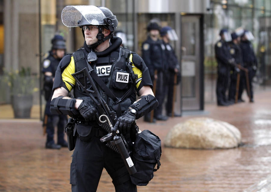 Oficialde polícia de Seattle com equipamento antimotim.