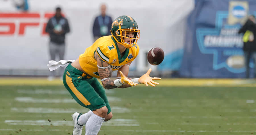 Giocatore di Football che Cattura la Palla in Gioco