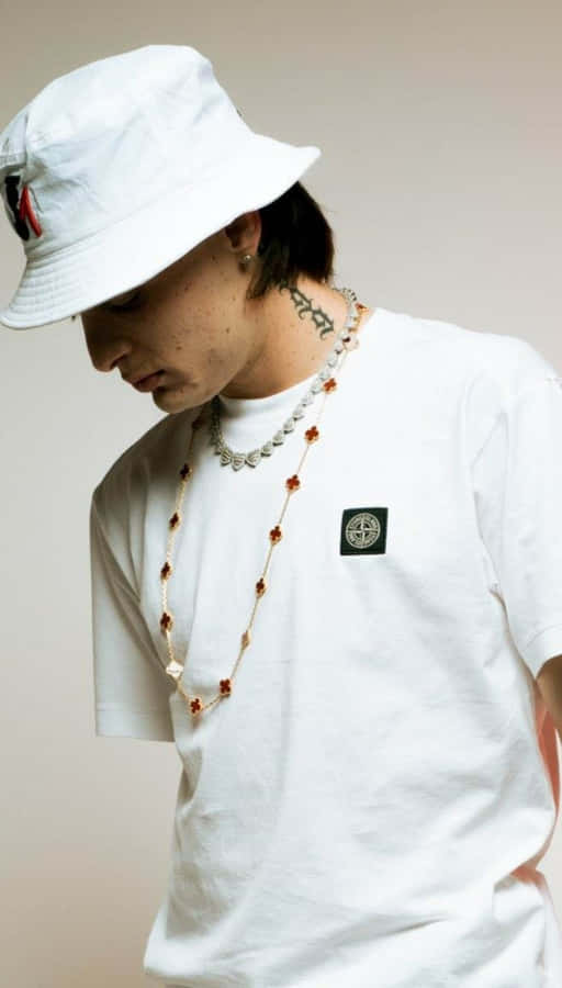 Modelo de Streetwear Estiloso com Acessórios