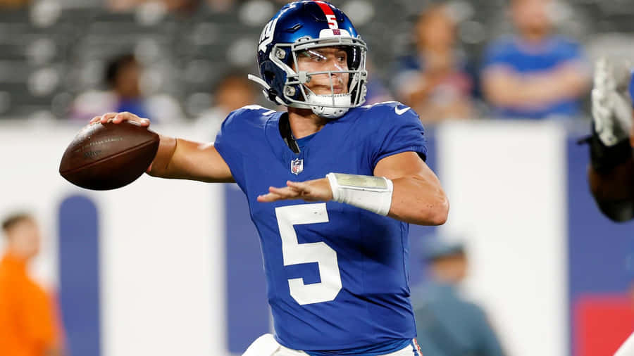 Quarterback Lançando Futebol em Jogo