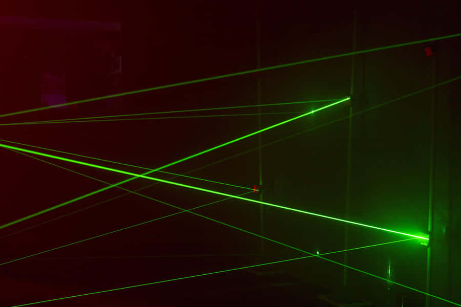 Grüne Laserstrahlen im Dunkeln