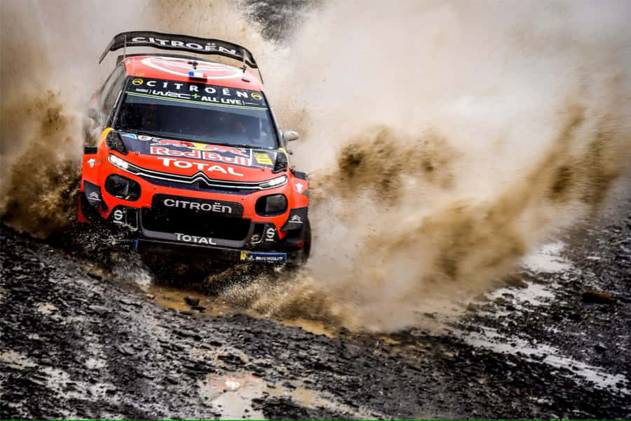 Citroen Rallyeauto spritzt Schlamm