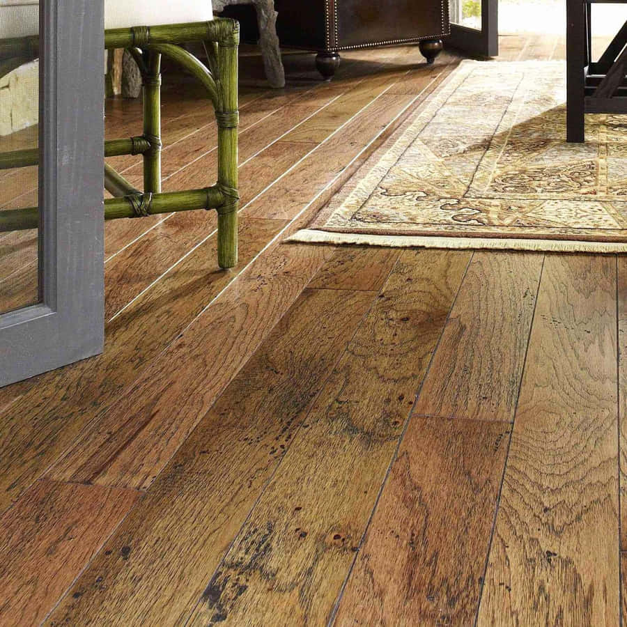 unsoggiorno con pavimenti in legno e un tavolo