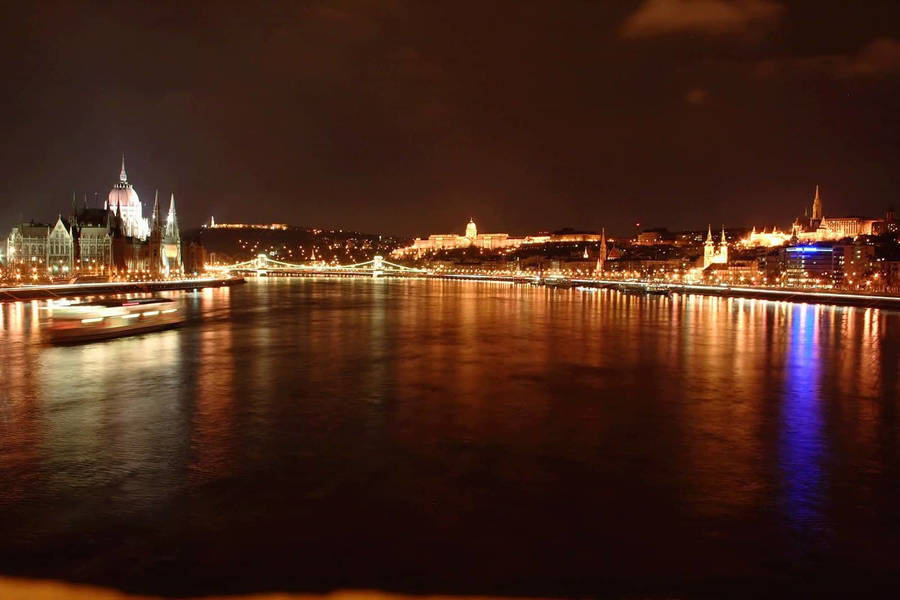 EinBlick auf die Donau bei Nacht.