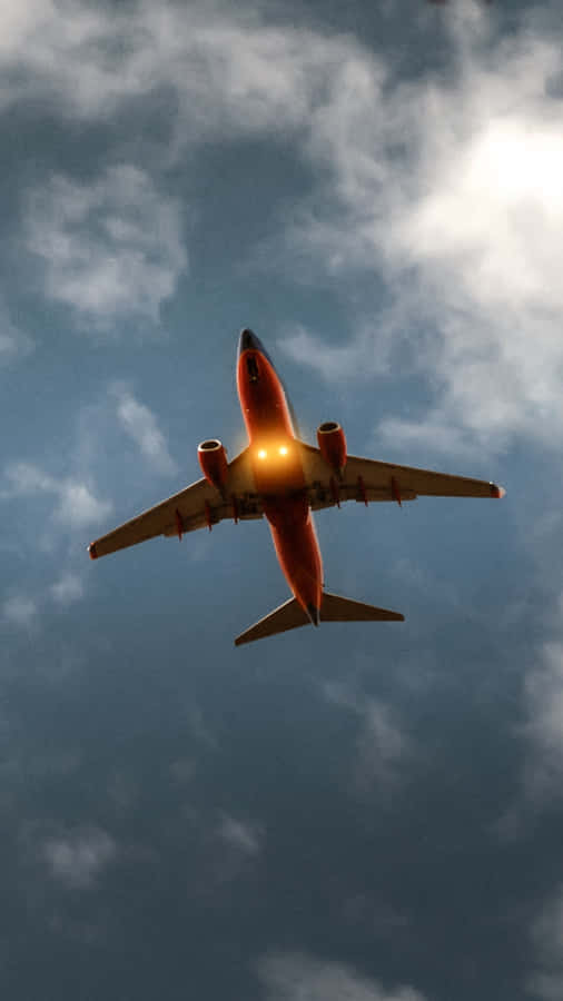 a plane flying through the sky Bakgrunner