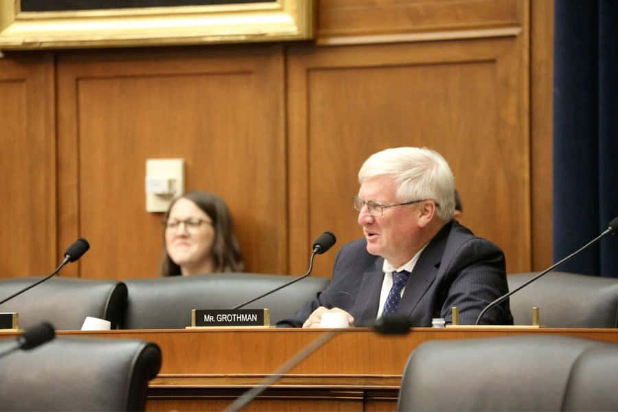 Glenn Grothman spricht bei einer Ausschusssitzung