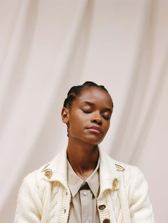 Nachdenkliches Porträt von Letitia Wright