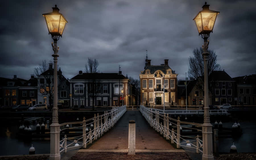 Leiden historische Brücke bei Dämmerung