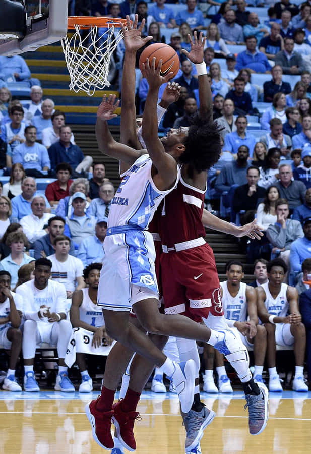 Tentativo di Layup nel Gioco Universitario di Basket