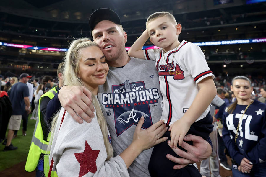 Download Freddie Freeman Family Photo Wallpaper | Wallpapers.com