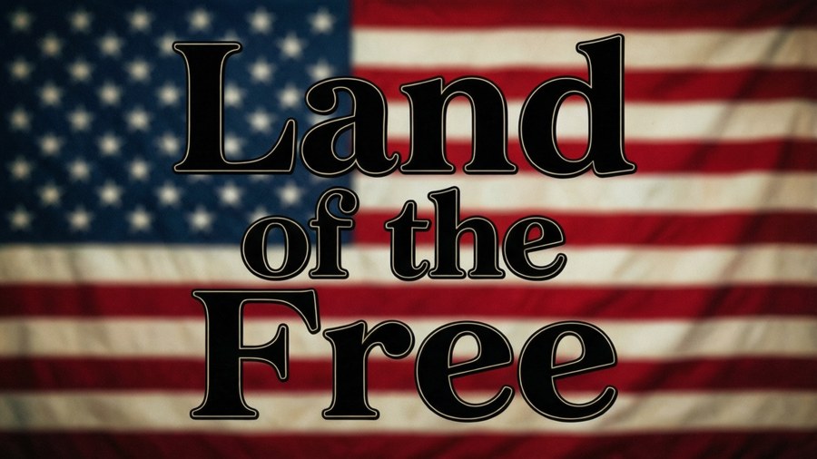 Bandera estadounidense con superposición tipográfica 'Land of the Free'.
