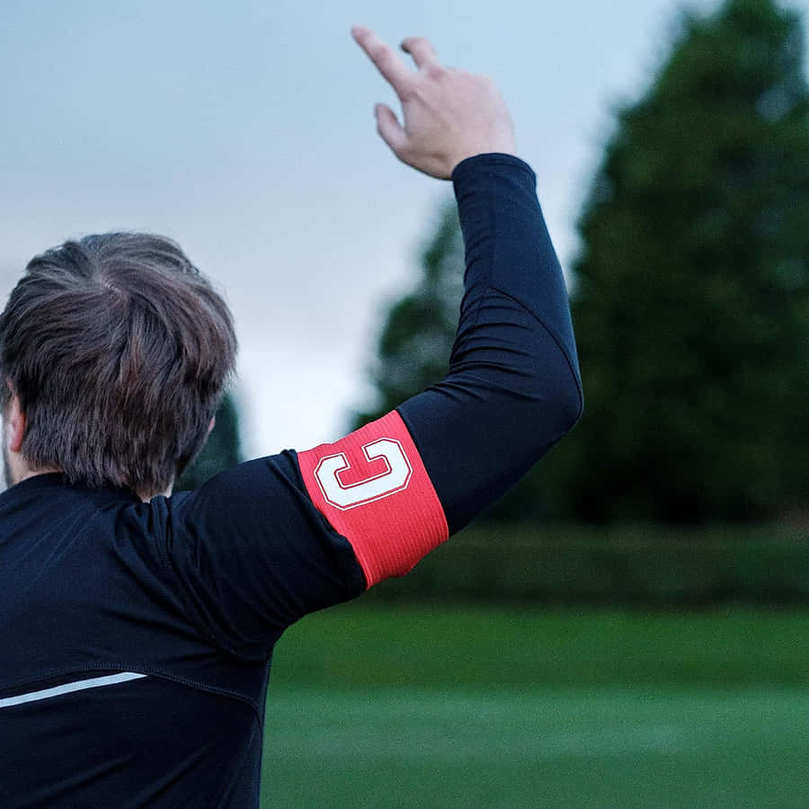 Líder em Campo - Capitão Usando uma Braçadeira de Futebol