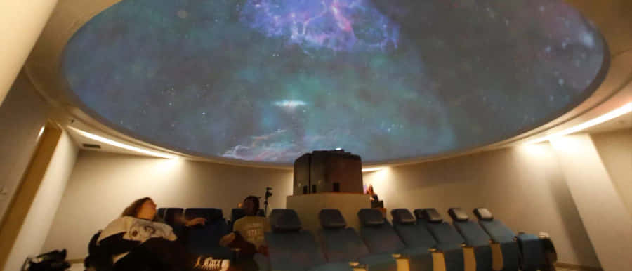 Unavista mozzafiato del cielo notturno in un planetario