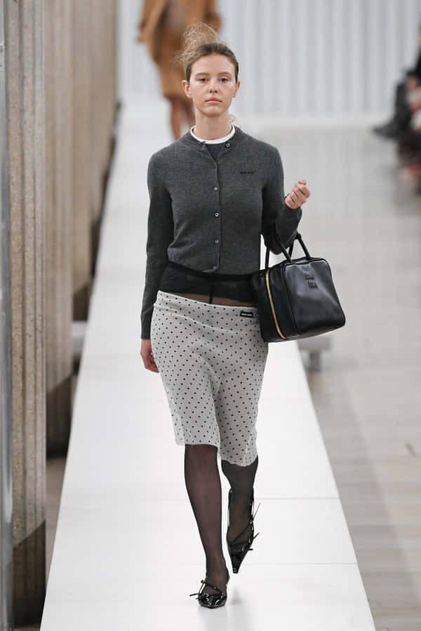 Fashion Laufsteg Modell mit schwarzer Tasche