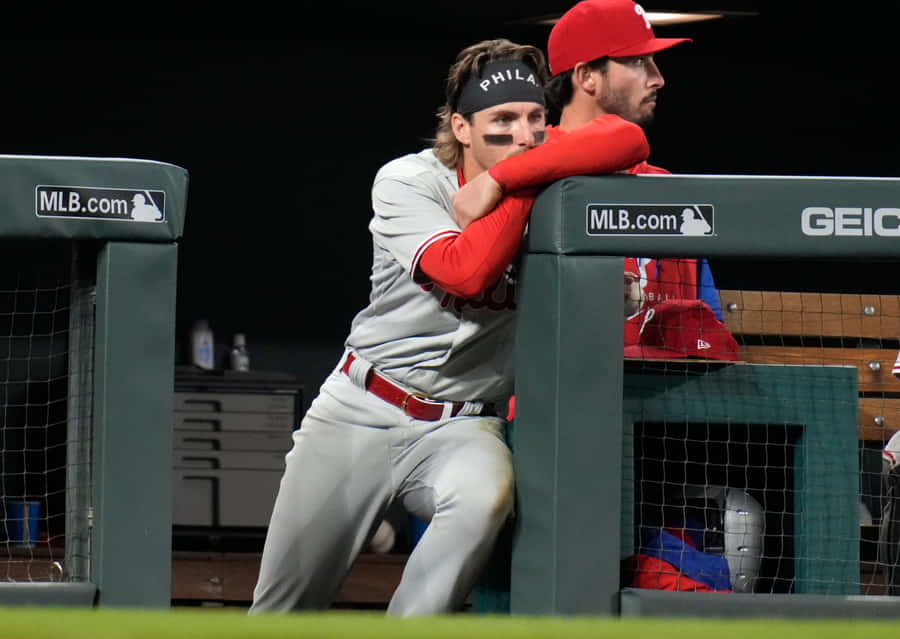 Giocatori dei Philadelphia Phillies che Guardano la Partita dalla Panchina