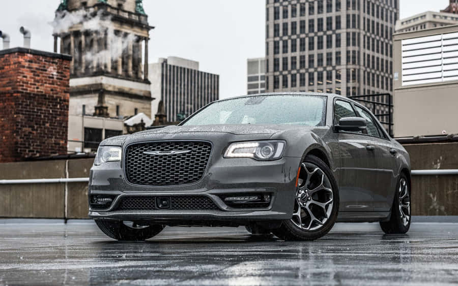 EleganteChrysler 300 nero sulla strada aperta