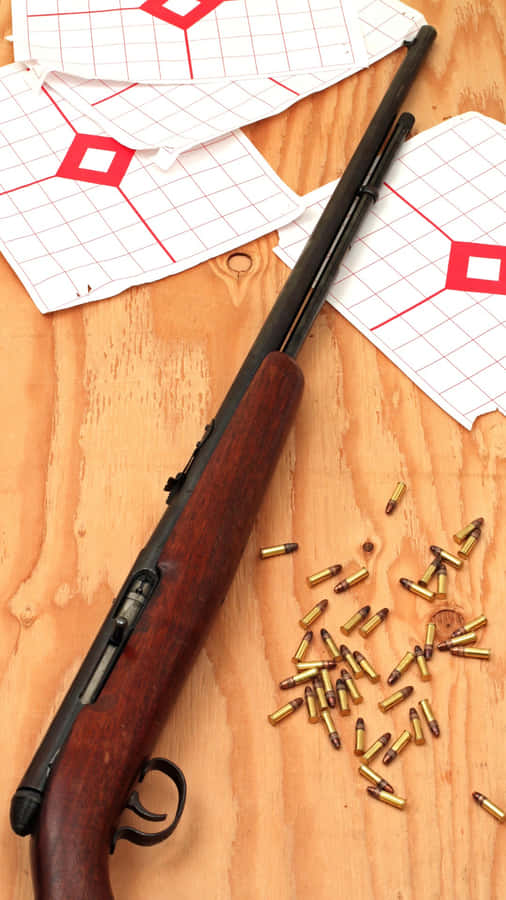 Fucile e Munizioni su Sfondo di Legno