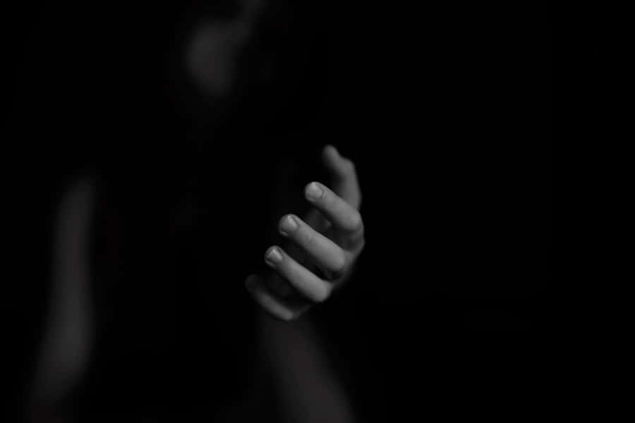 Misteriosamano oscura che si protende nell'oscurità