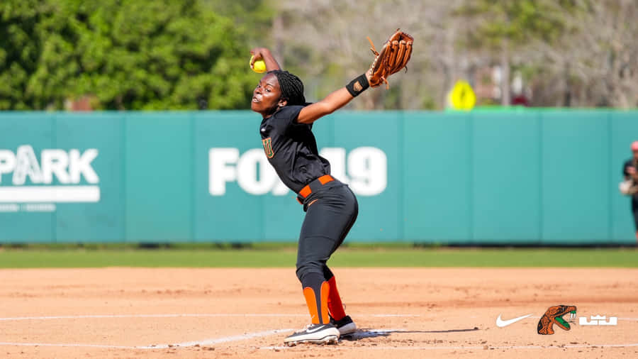 Softballspillereklar til at ramme bolden.
