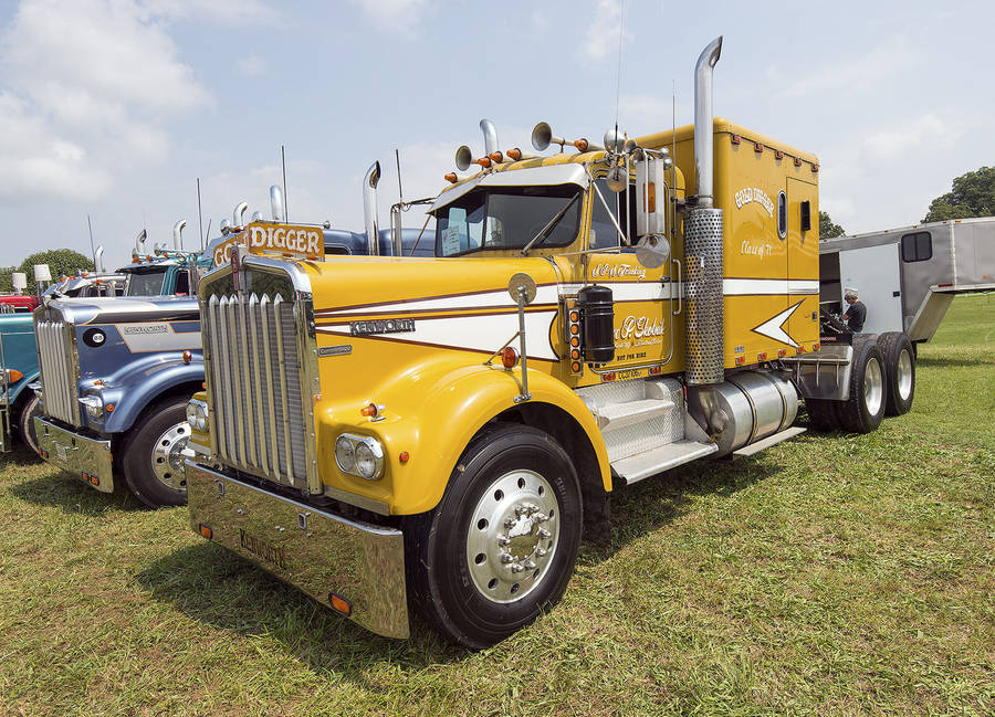 Download Gold Kenworth W900 Wallpaper | Wallpapers.com