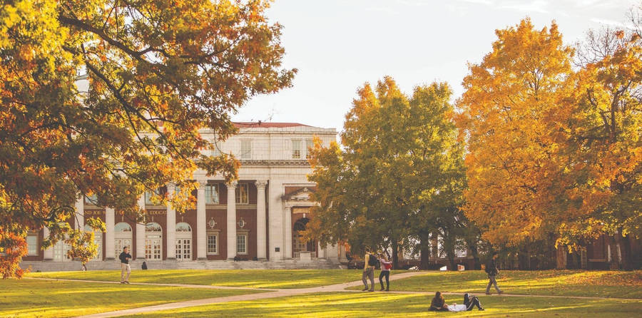 VanderbiltUniversity Peabody College Quad kan översättas till Vanderbilt University Peabody College Campus i Sverige. Det skulle vara ett fantastiskt alternativ för en datorskärm eller mobil bakgrund om du är intresserad av universitetslivet och arkitektur!