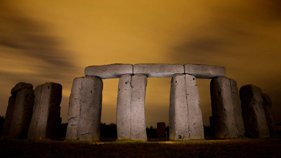 Jagtror inte att det finns någon direkt översättning för "Virginia Foamhenge Replica" eftersom det är en specifik term som hänvisar till en replika av stenformationen Stonehenge i Virginia. Men om vi pratar om det som en dator- eller mobilväggpapper skulle det kunna översättas som "Virginia Foamhenge Replika Tapet".