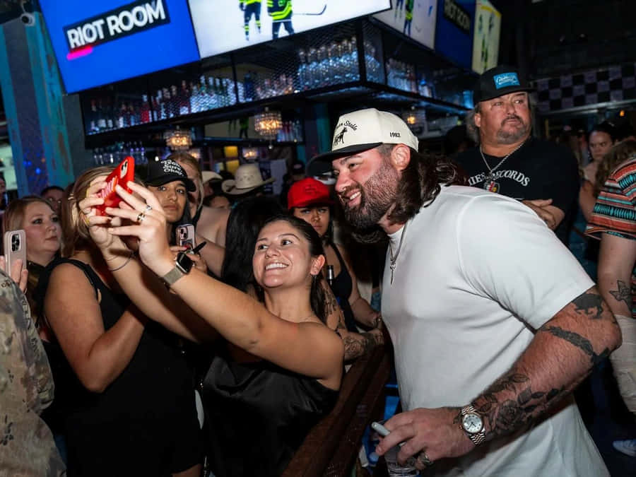 Koe Wetzel Selfie com Fã em Show