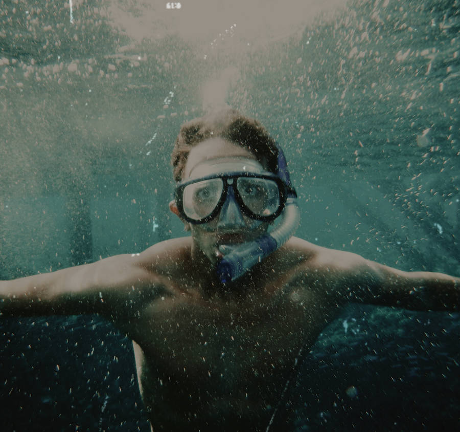 Download Guy Snorkeling Alone Wallpaper 