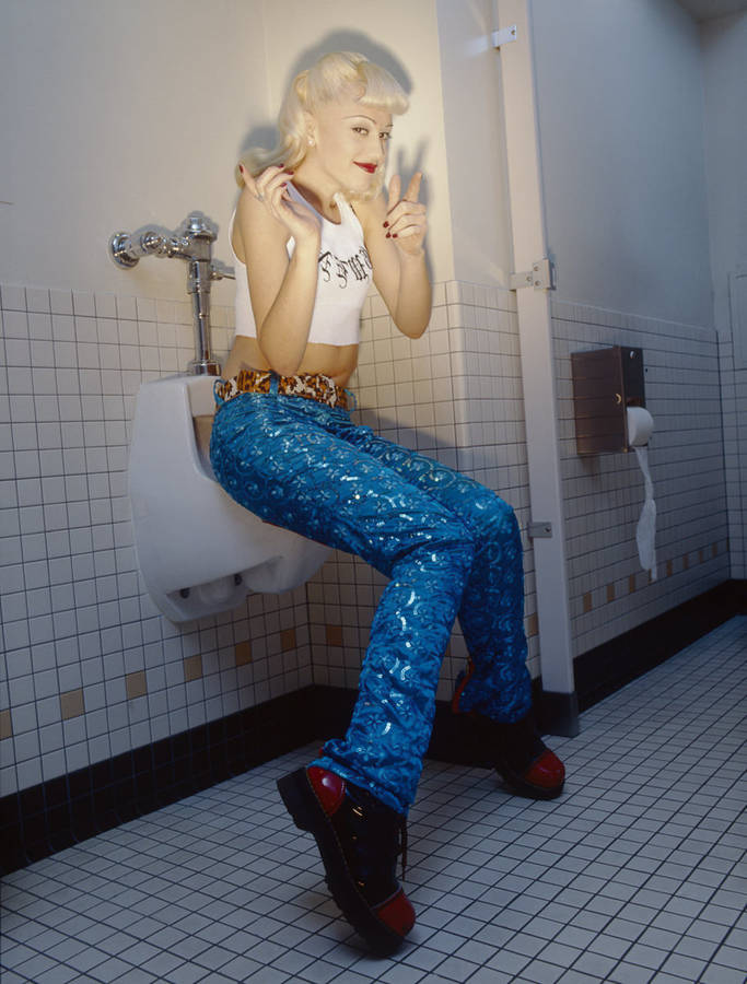 Download Gwen Stefani In Bathroom Wallpaper Wallpapers Com