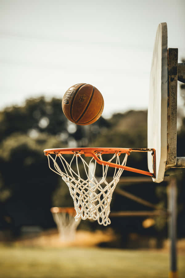 Palla da Basket che Passa nel Canestro all'Aperto
