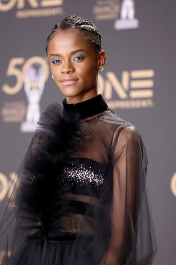 Elegante Schauspielerin in schwarzem Federkleid