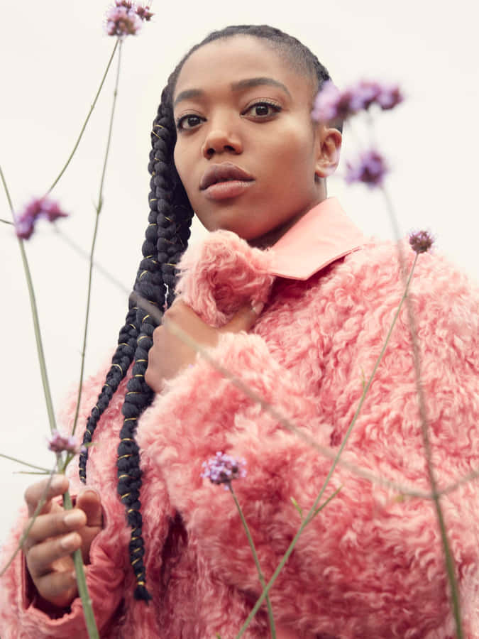 Naomi Ackie Porträt im rosa Pelzmantel