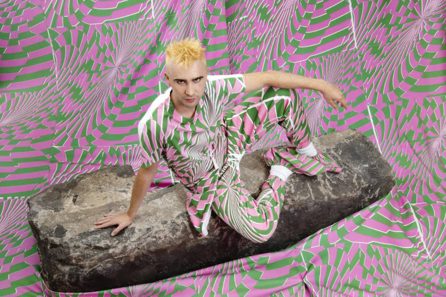 Jagförstår inte riktigt vad du menar. Behöver du hjälp med att översätta en text om datorskärms- eller mobiltelefon bakgrundsbilder till svenska? Eller vill du göra en bakgrundsbild med texten "Stella McCartney X Ed Curtis"? Kan du ge mig lite mer information om vad du behöver hjälp med?